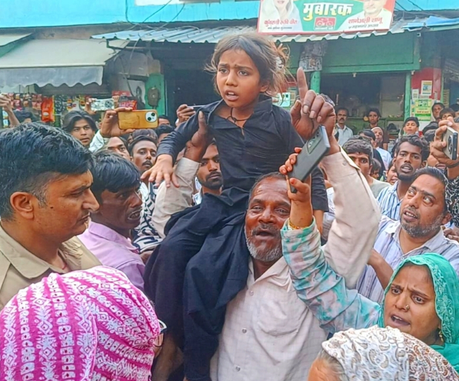 दंपति की हत्या के बाद जाम लगाने का प्रयास करते मृतकों के स्वजन।जागरण